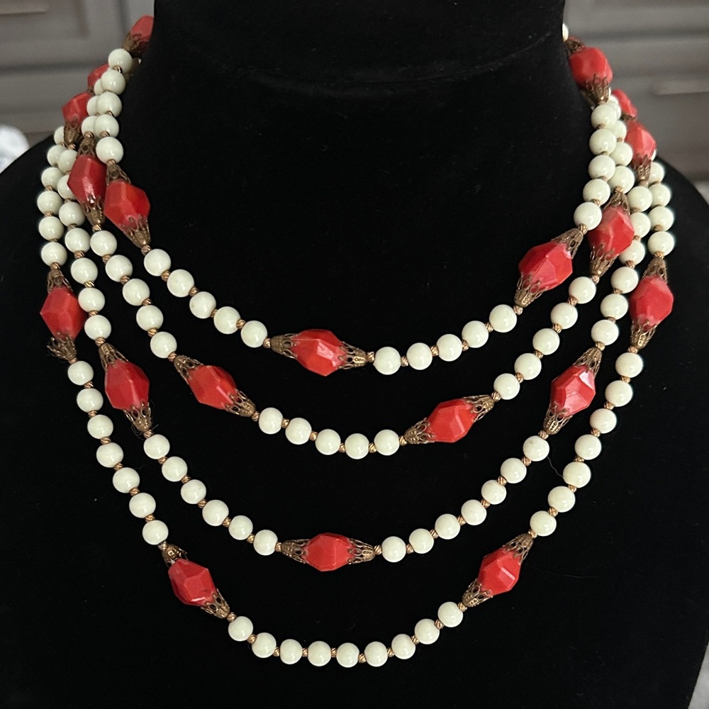 👑Vintage Muti-strand Red and Cream Beaded Necklace